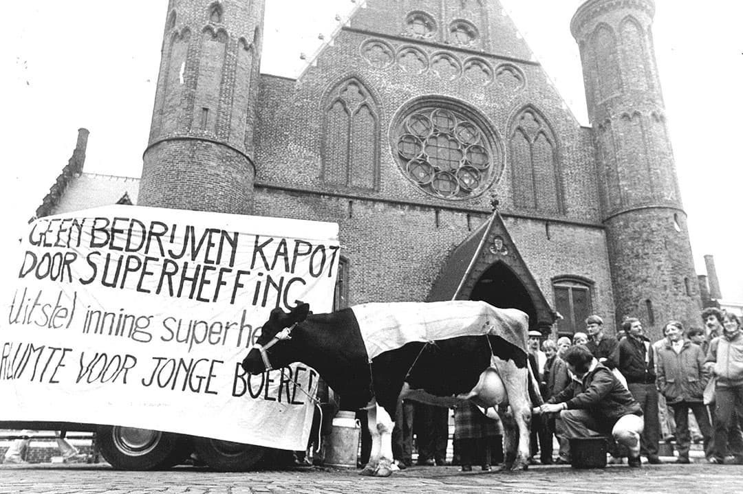 Boeren demonstreerden in 1984 op het Binnenhof tegen de superheffing op melkproduktie. - Foto: ANP