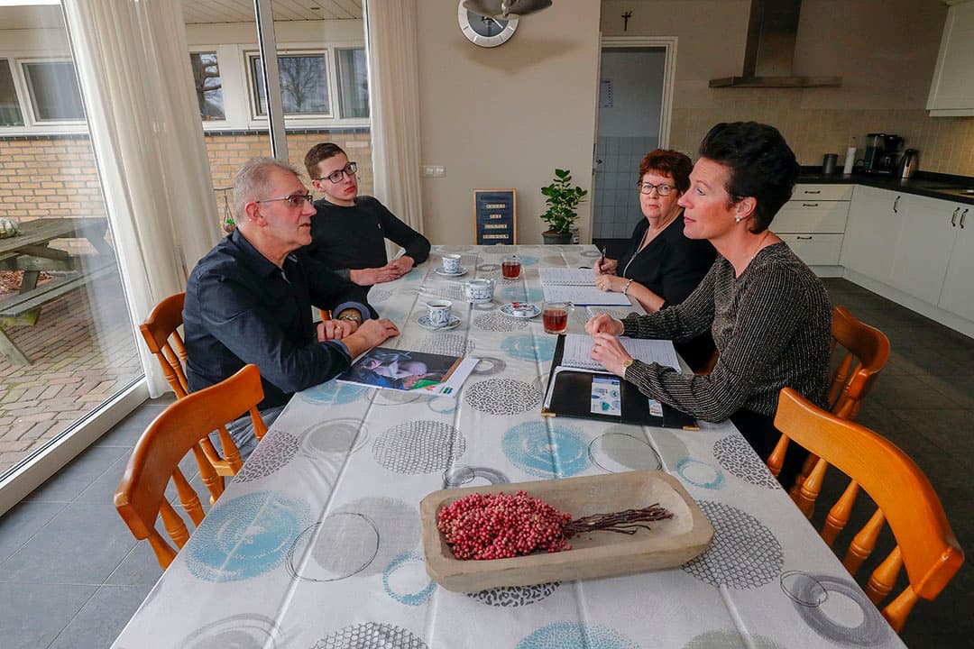 Coach Marieke Kersten (rechts op de voorgrond) begeleidde familie Vissers bij het traject  Samen aan de keukentafel . - Foto: Bert Jansen