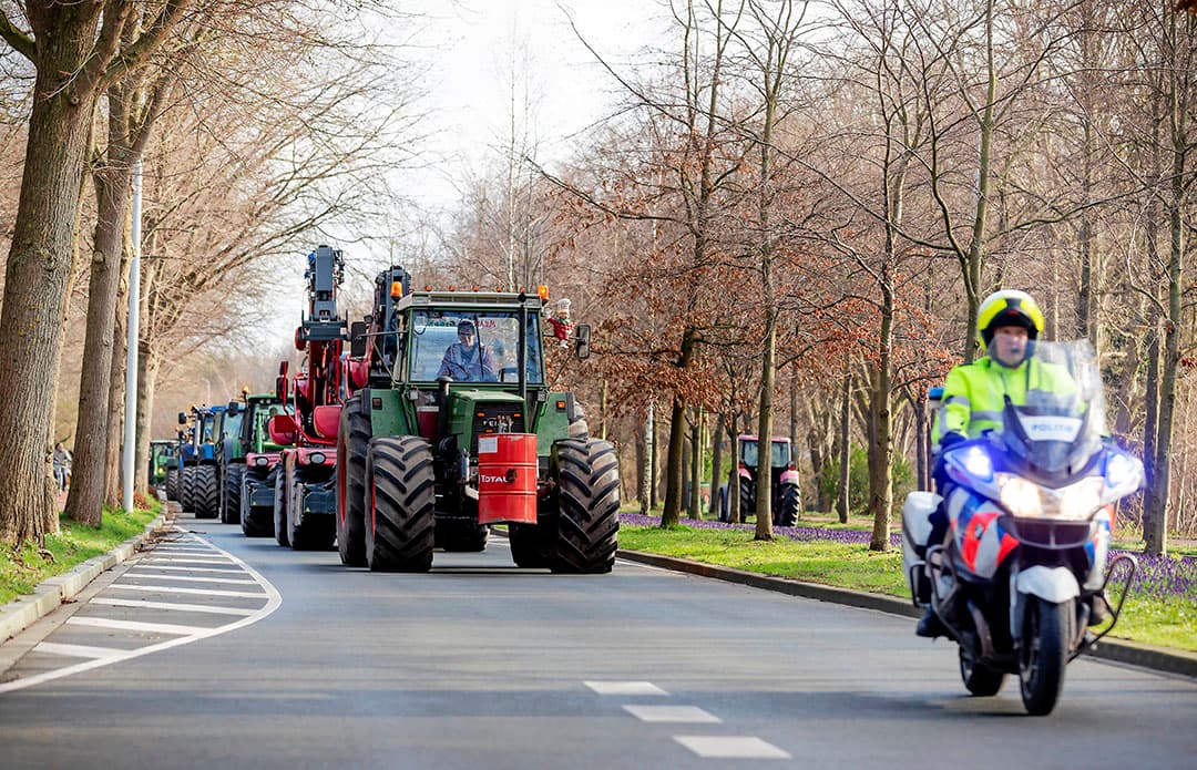 Boeren arriveren in Den Haag onder politiebegeleiding. Boeren zijn bij aankomst begeleid naar diverse parkeerplaatsen in de buurt van de Koekamp, waar het protest plaatsvond.