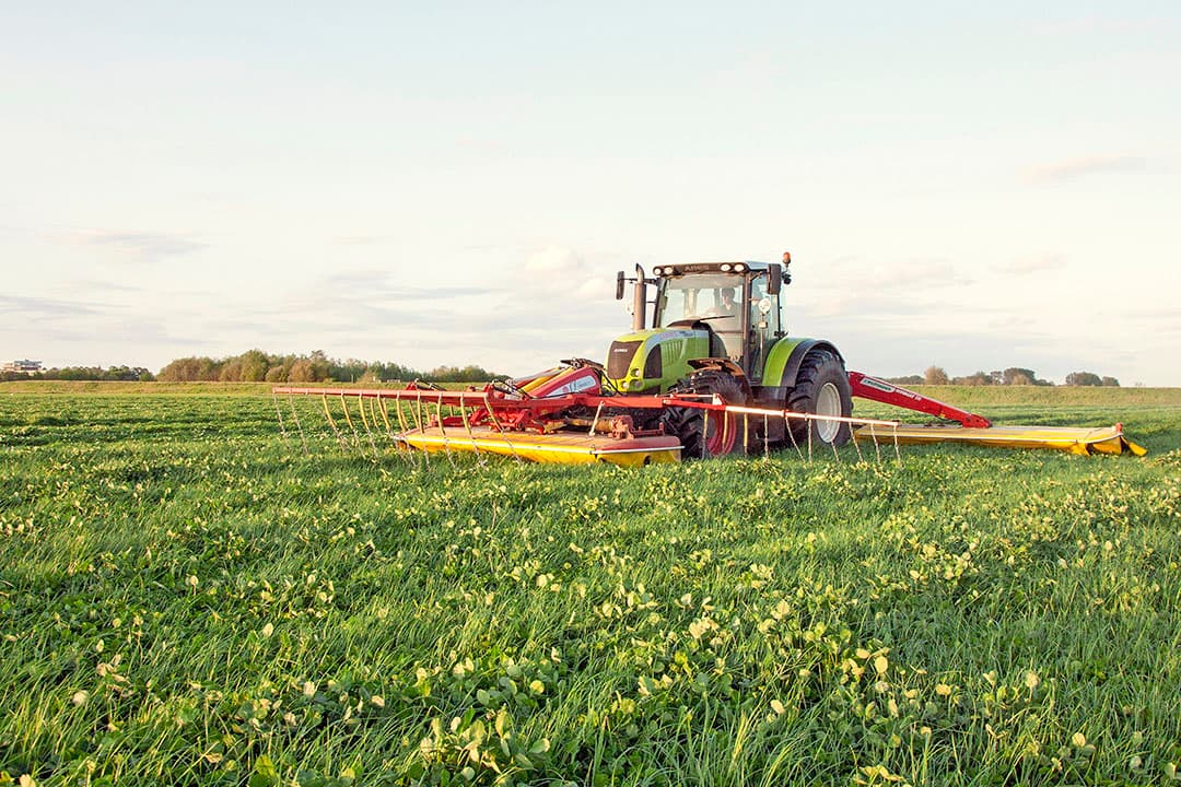 Deze maaicombinatie is uitgebreid met een hydraulisch opklapbare wildredder. Niet alleen het geluid, maar ook de aanraking met de kettingen op deze wildredder zorgt ervoor dat wild verjaagd wordt van het te maaien perceel.