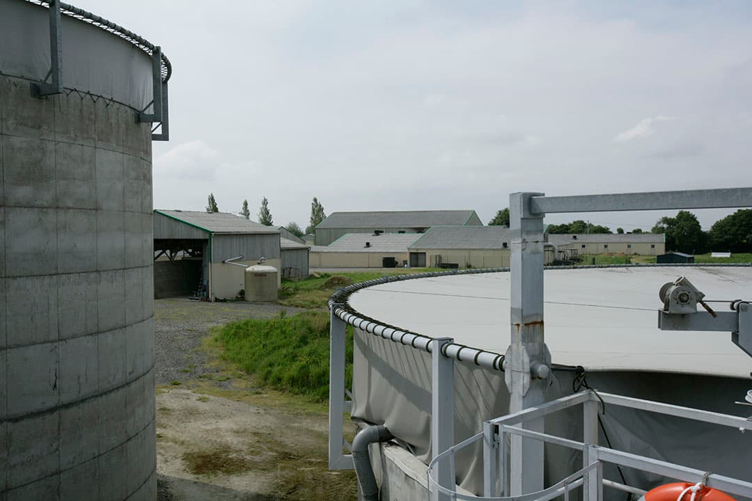 Een biologische mestverwerker in Frankrijk. Daar draaien ze op grote schaal. - Foto: Henk Riswick