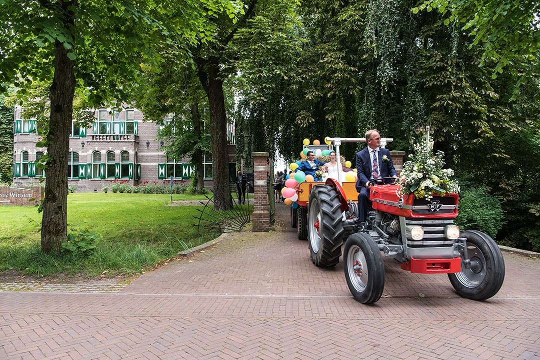 Willy Poelma   de oom van Marc   rijdt het kersverse huwelijkspaar van de boerderij naar het gemeentehuis. - Foto: Familie Vermue