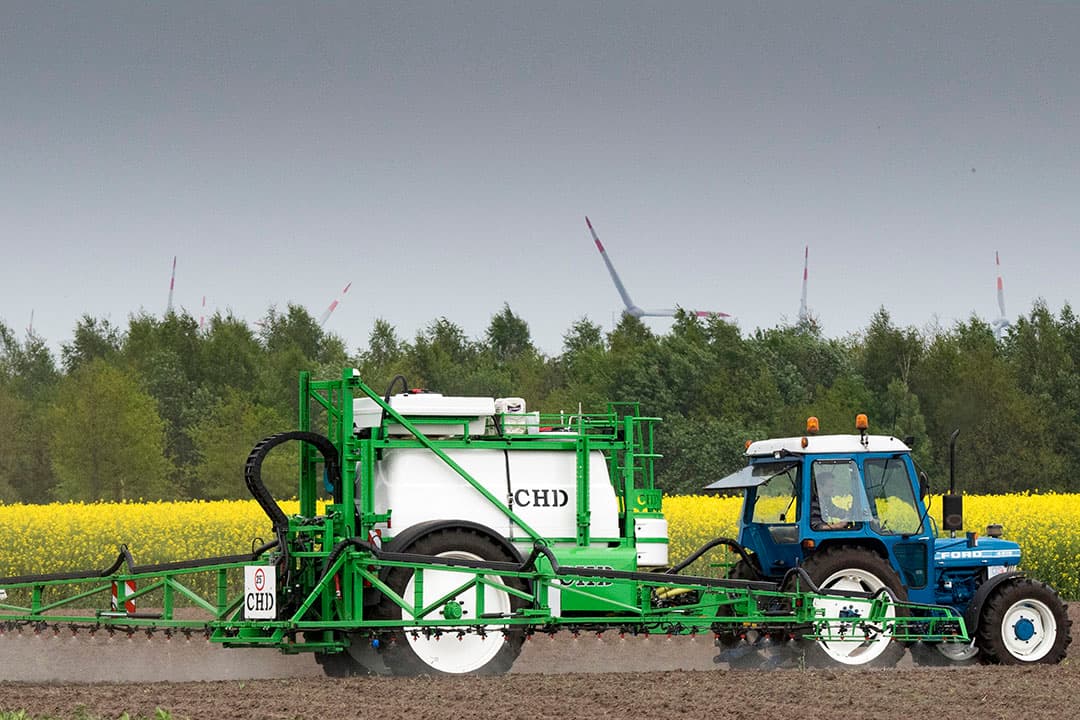 Trekker met spuitmachine. - Foto: Jan Willem van Vliet
