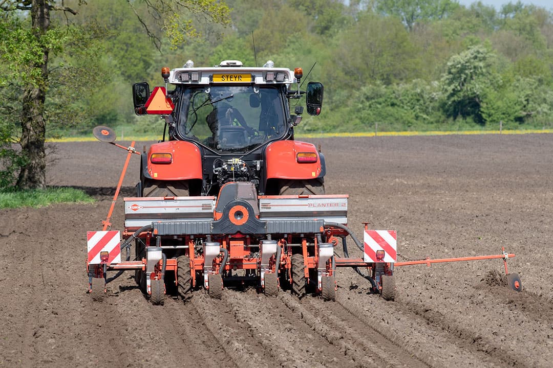 Inzaaien van mais. - Foto: Frank Uijlenbroek