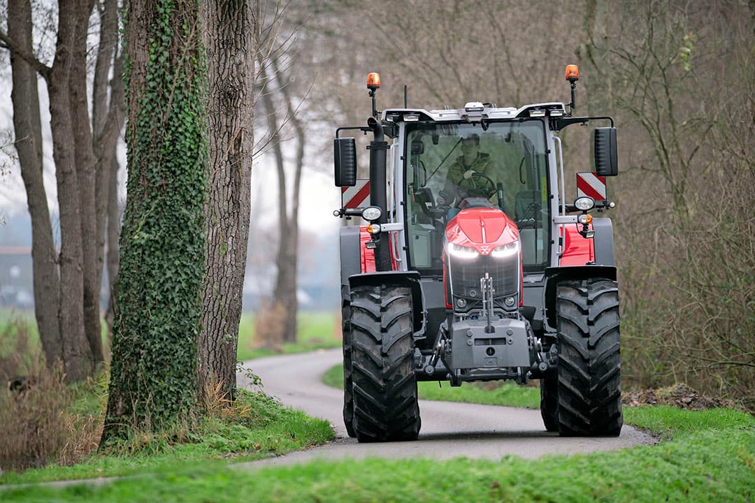 Trekker op de openbare weg. Een trekker kan wellicht toch op naam van de maatschap geregistreerd worden. - Foto: Mark Pasveer