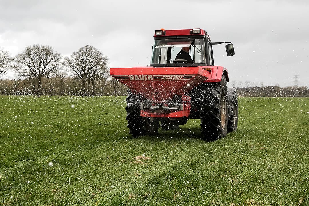 Kunstmest strooien op grasland