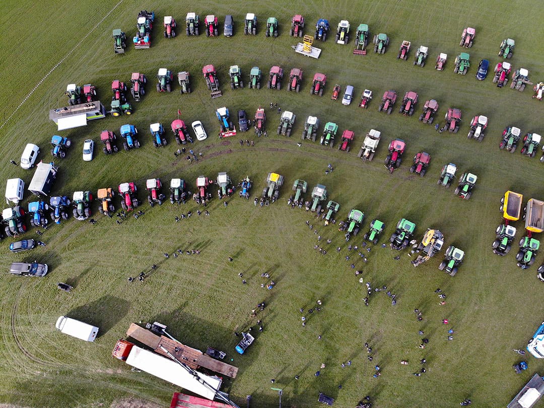 Luchtfoto van het terrein. Duidelijk is te zien dat het veld voor het podium vrijwel leeg is, vanwege de coronamaatregelen. Er waren ongeveer honderd trekkers. - Foto's: Hans Prinsen
