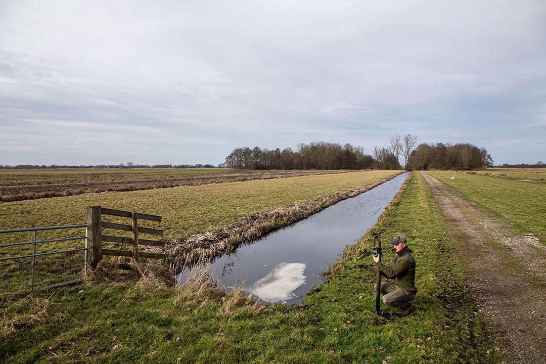 Plaatsen van een wildcamera. - Foto: Herbert Wiggerman