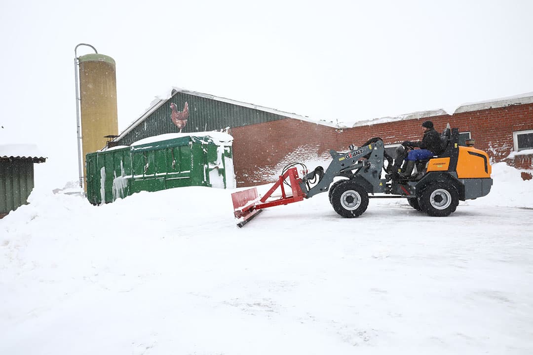 Een dik pak sneeuw op het erf van een pluimveebedrijf in het Gelderse Wehl afgelopen weekend. Foto: Henk Riswick