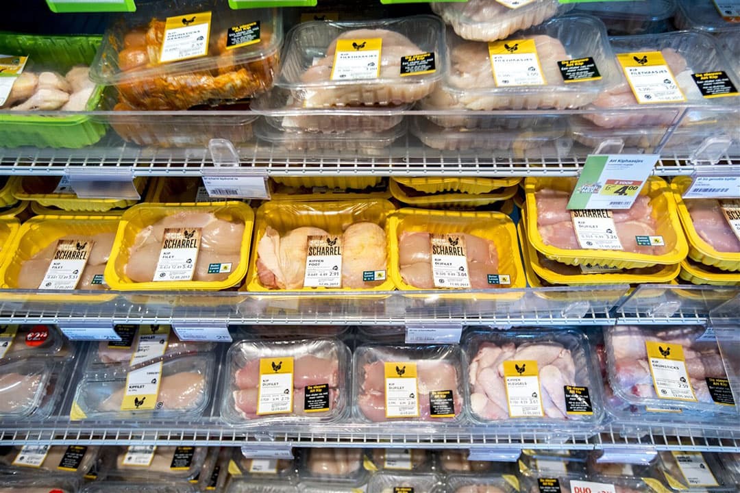 Kippenvlees in de koeling van supermarktketen Albert Heijn. - Foto: ANP