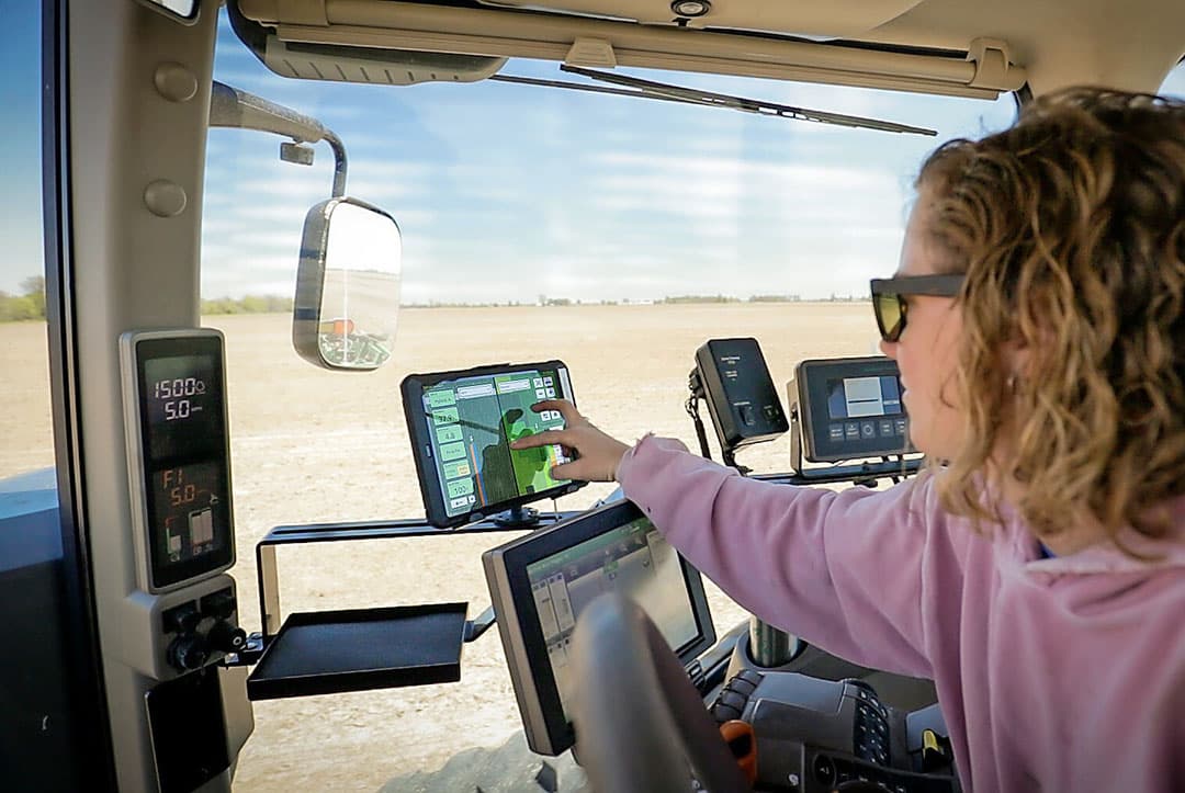Gebruik van het FieldView-account op een tablet in de cabine van een trekker bij het zaaien van een gewas. Foto: Bayer