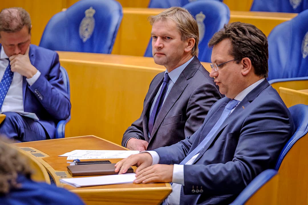 Maurits von Martels (midden) kreeg bij het CDA niet de landbouwportefeuille, die hield Jaco Geurts (r). - Foto: Fred Libochant