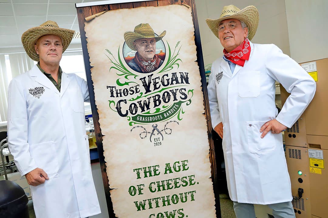 PvdD-senator Niko Koffeman (r) richtte met Jaap Korteweg vegabedrijf Those Vegan Cowboys op. Volgens PvdD-fractievoorzitter Esther Ouwehand is dat geen probleem. - Foto: Duo Foto