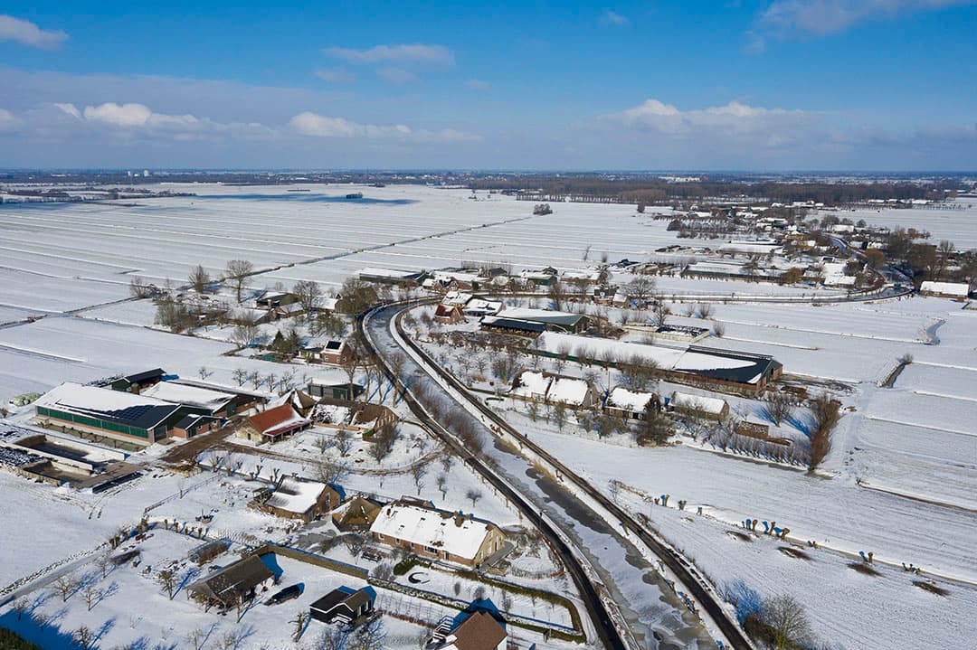 Heel Nederland ligt onder een witte deken en daar zijn prachtige beelden van. Zoals deze luchtfoto in het Groene Hart, bij Oudewater. Sociale media stond vol met foto's van sneeuwpret deze week. - Foto: Ruud Ploeg