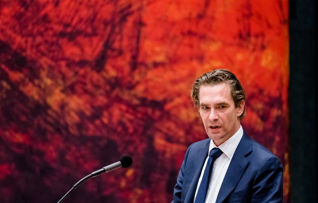 Demissionair Minister Bas van 't Wout van Economische Zaken tijdens een debat in de Tweede Kamer over de uitbreiding van het steunpakket voor bedrijven. - Foto: ANP