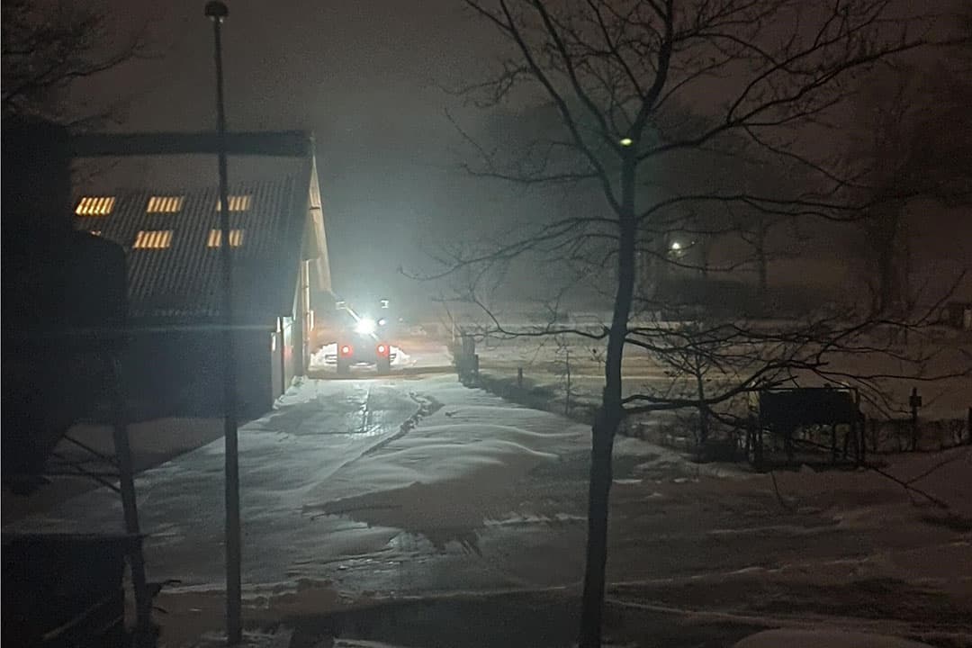 Haaksbergen, vanmorgen om 6.00 uur. Familie Lansink was vroeg uit de veren om het erf sneeuwvrij te maken. - Foto: Heleen Lansink