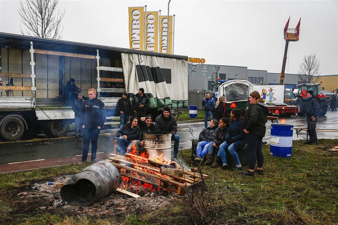 Boeren blokkeerden op 12 december een distributiecentrum van Jumbo in Raalte. Foto: ANP