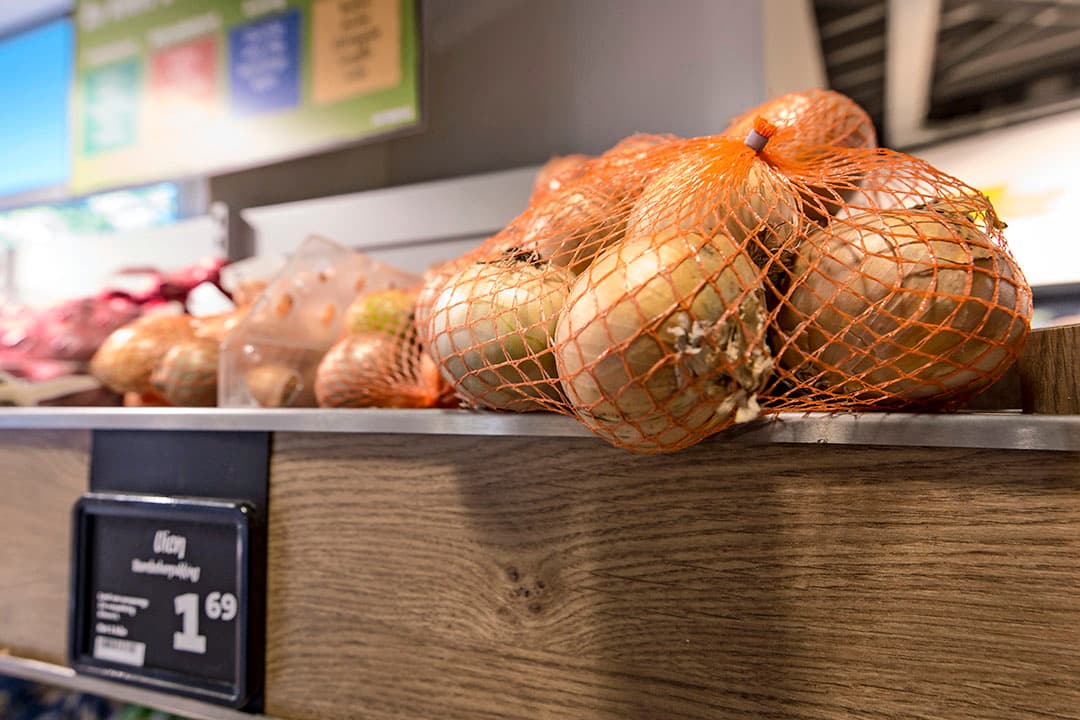 Uien in de supermarkt. De retail wil gecertificeerde uien. Foto: Koos Groenewold