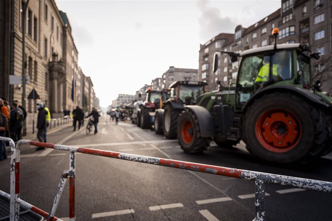 In Duitsland stonden boeren meerdere dagen bij het bondsministerie van Landbouw in Berlijn. Boeren hebben het gevoel dat er geen toekomst voor hun meer is, vanwege strenger wordend beleid. - Foto: ANP