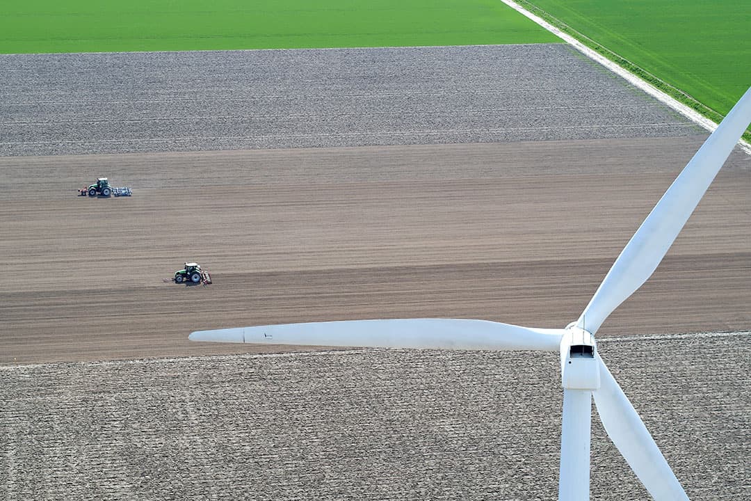 Land klaarmaken en inzaaien in Flevoland in het voorjaar van 2016. Extensiveren kost akkerbouwers in deze provincie het meest. - Foto: Michel Velderman