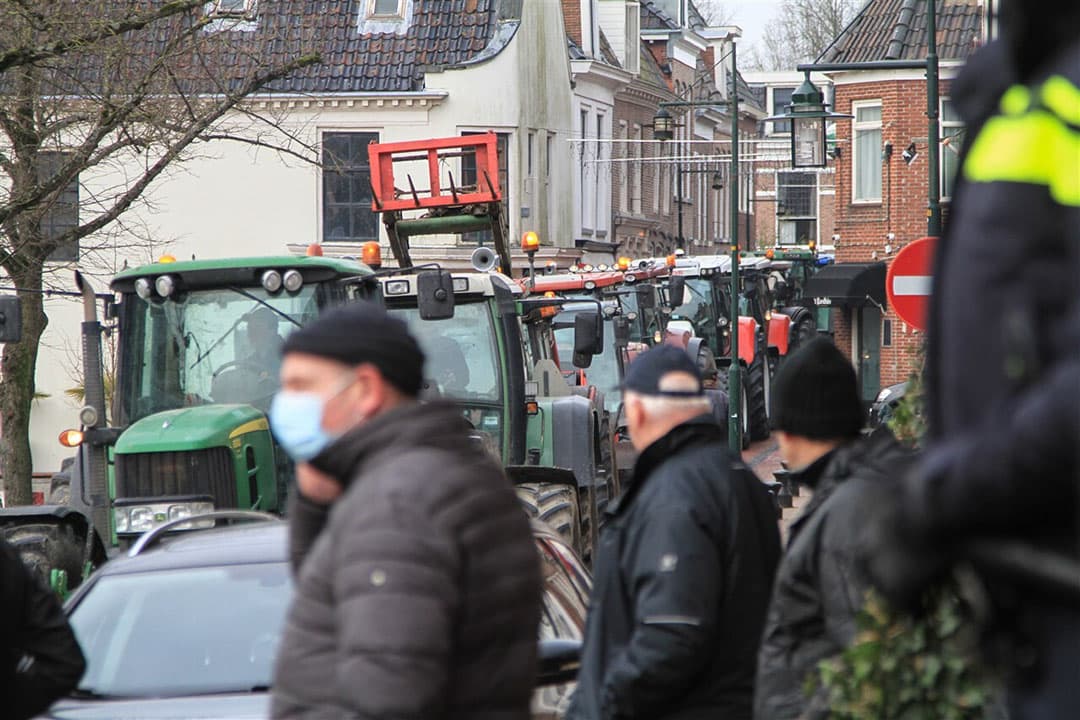 Boeren zijn maandagochtend met trekkers naar het stadhuis in het centrum van Dokkum gereden. De boeren willen bij een petitie aanbieden, nu de gemeente Noardeast-Fryslan een intentieverklaring over de Waddenagenda wil ondertekenen. Foto: ANP