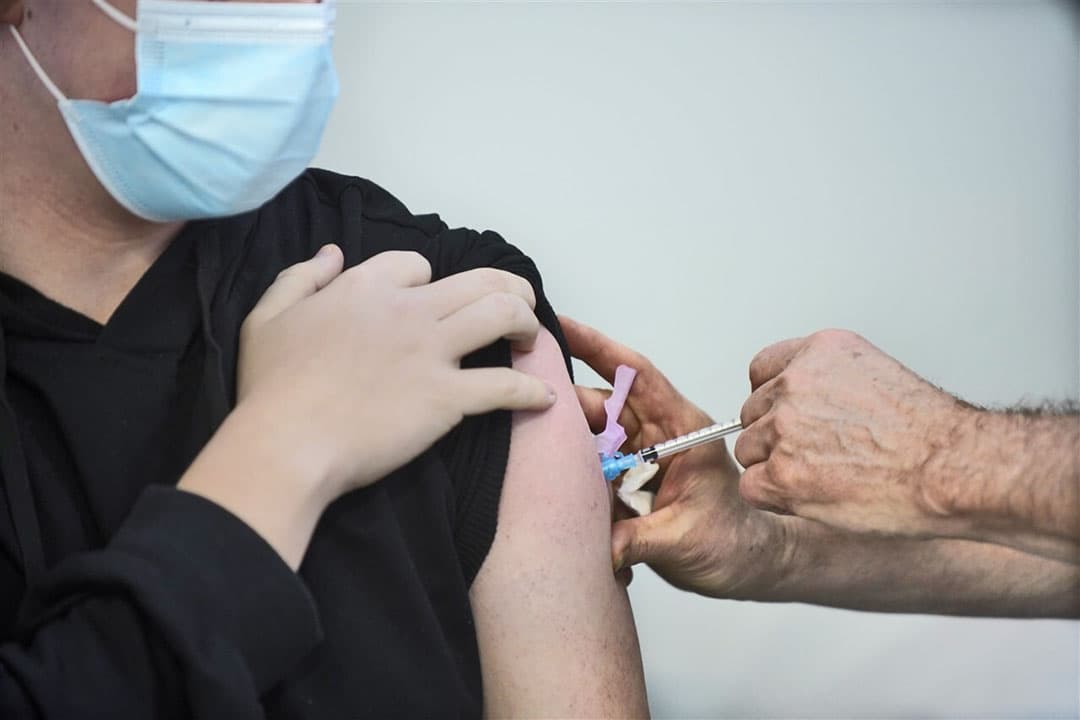 Op een priklocatie van de GGD worden mensen gevaccineerd tegen het coronavirus. - Foto: ANP/Flip Franssen