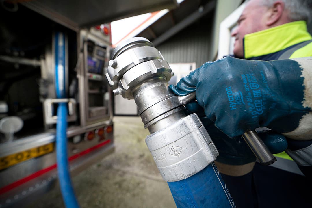 Een RMO van FrieslandCampina haalt melk op bij een leverancier. - Foto: Mark Pasveer