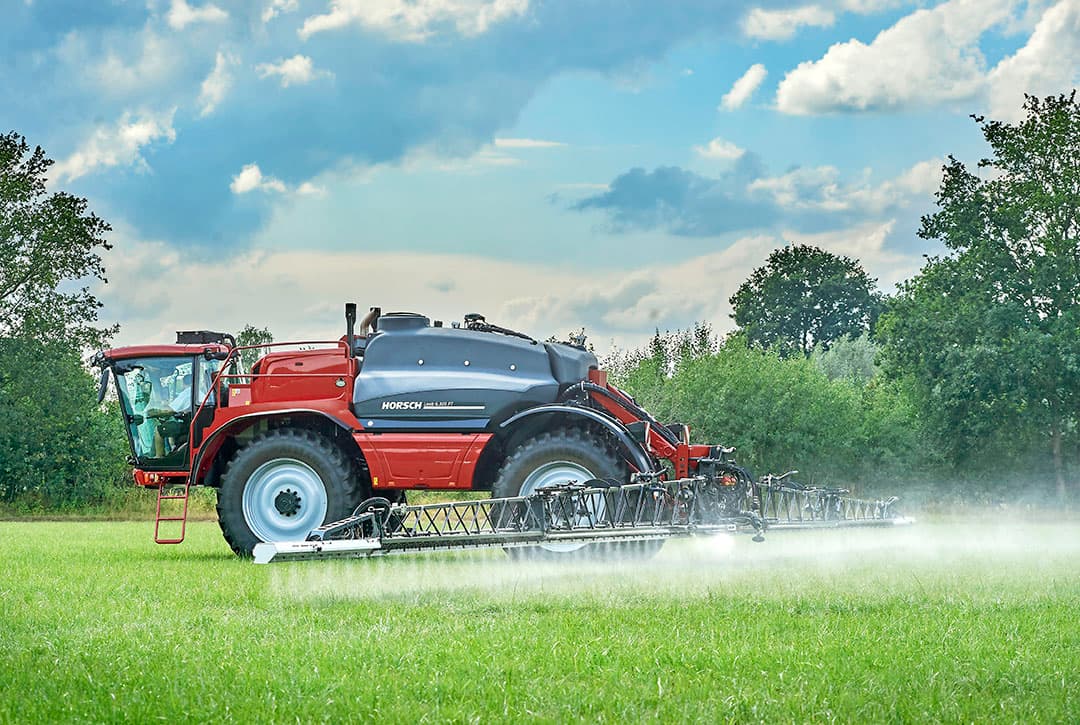 De stabiliteit van de spuitboom van Horsch maakt indruk. Niet alleen door een perfecte balancering, ook het zwiepen wordt met succes actief door de elektronica geminimaliseerd.