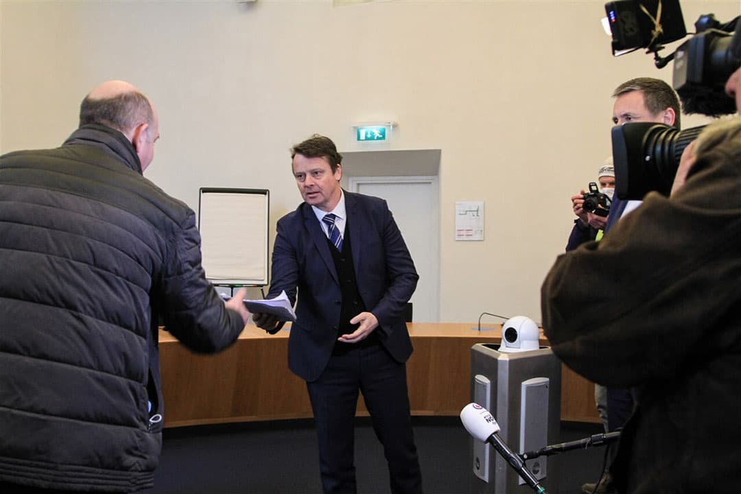 Een aantal boeren heeft een petitie overhandigt aan de burgemeester en een wethouder. Dit om te voorkomen dat de gemeente Noardeast-Fryslan de intentieverklaring 'Waddenagenda 2050' gaat ondertekenen.