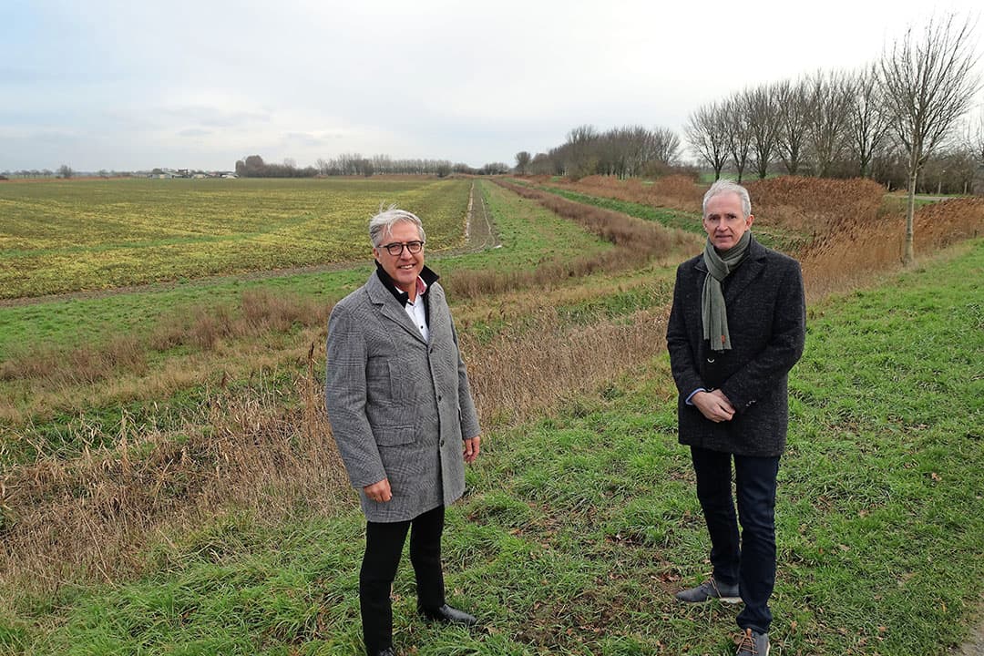 Pieter Brooijmans van Cosun Beet Company (links) en Willy Knop, wethouder gemeente Steenbergen, op de pilotlocatie van het Groene Cirkels initiatief 'Landbouw en openbaar groen'. Foto: Cosun Beet Company
