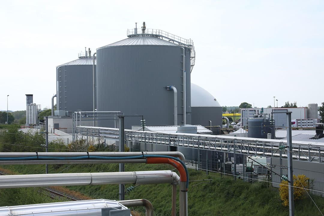 De enorme vergister naast de slachterij van Cooperl, in Bretagne, Frankrijk. Deze verwerkt jaarlijks 38.000 ton dikke varkensmest. De Franse coöperatie Cooperl waardeert varkensmest dusdanig op dat zij hun boeren ¬  20 per ton kunnen betalen. Ze maken er organische mestkorrels van, in 150 verschillende samenstellingen. - Foto: Henk Riswick