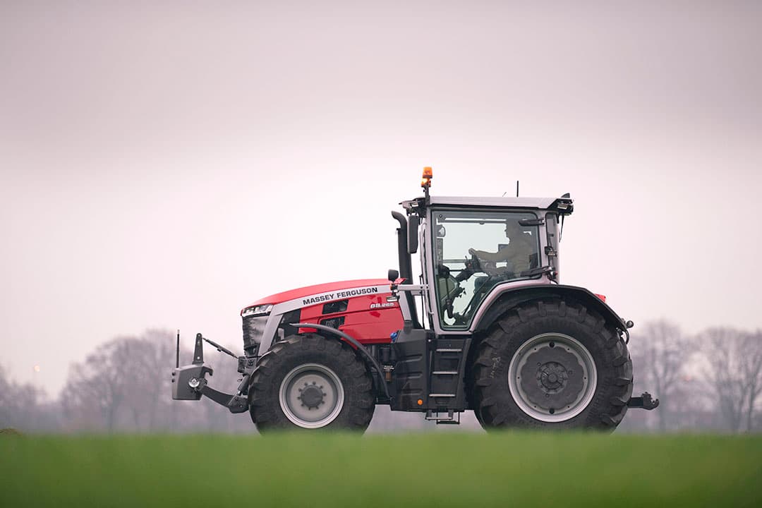 Massey Ferguson veegde het ontwerp van de 7700-serie van tafel en begon opnieuw. Het resulteert in een nieuw uiterlijk en een grote cabine met naar voren gebogen voorruit. Er is opvallend veel zicht, vanwege het grote glasoppervlak, het ontbreken van een dashboard en de lage motorkap. - Foto: Mark Pasveer