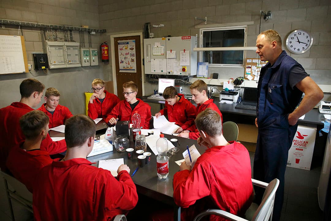 Pouwels bereidt voor elke praktijkdag een aantal opdrachten voor die de studenten op stal moeten maken. Zo nodig roept hij hulp in van deskundigen. - Hans Prinsen