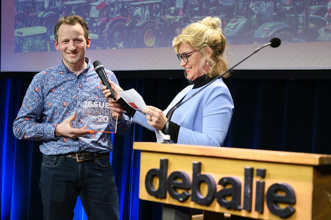 Bart Kemp van Agractie neemt de Issue-award in ontvangst. - Foto: ANP