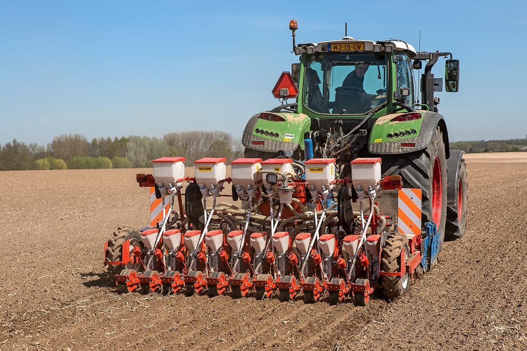 Het zaaien van uien. Telers wordt afgeraden om Mundialcoating te gebruiken. - Foto: Peter Roek