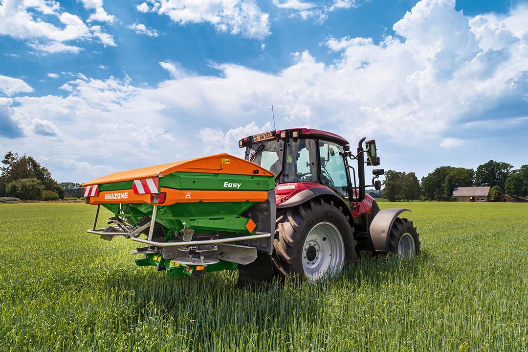 De Amazone ZA-V strooier is in de basis een eenvoudige machine, maar is met allerlei opties tot zeer luxe en compleet te maken. Het is een serie die bedoeld is voor de minder veeleisende akkerbouwer en de veehouder.