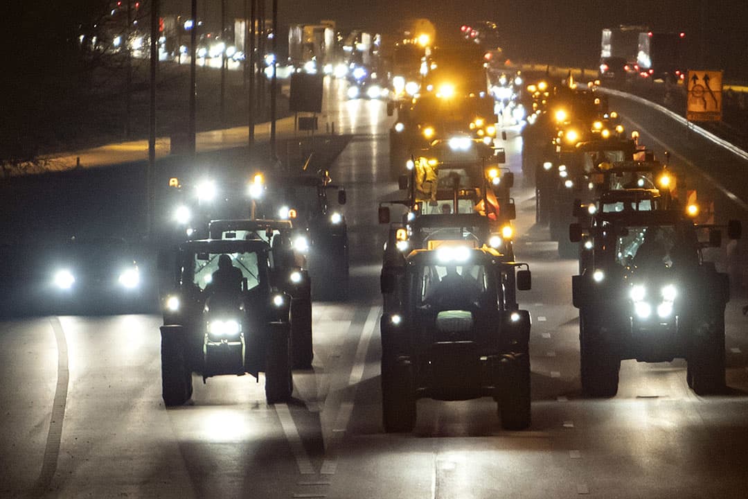 In Nederland gingen boeren in oktober met trekkers over de snelweg tijdens het boerenprotest. - Foto: Ronald Hissink