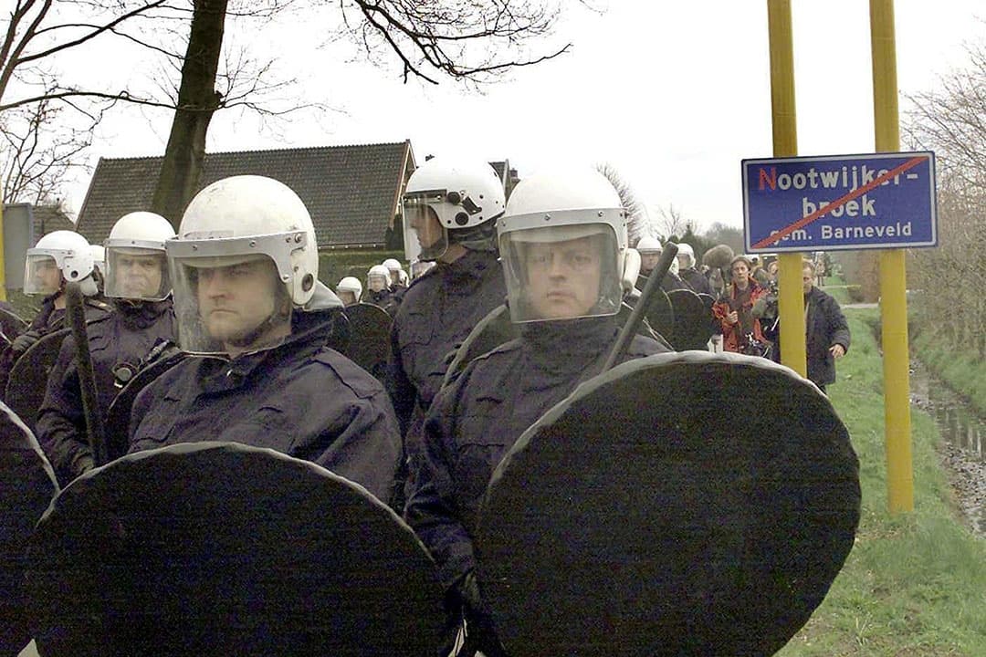 2001: ME'ers staan klaar in Kootwijkerbroek om door een blokkade te breken. Boze medestanders van door MKZ-getroffen boeren willen ruimingen van vee verhinderen. - Foto: ANP