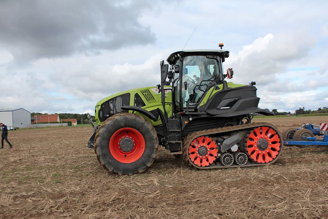 De Claas Axion TerraTrac in actie. Wie kiest voor deze halfrups-trekker mag met grotere aslasten de weg op ten opzichte van de standaard trekker met gewone wielen. De halfrups-versie heeft een bruto richtprijs die ongeveer ¬ 80.000 a ¬ 90.000 hoger ligt dan de versie met banden. - Foto: Bas van Hattum