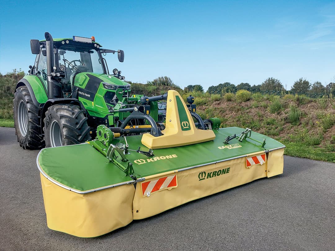 Dankzij de enorme werkbreedte van 4 meter in de fronthef, heb je veel minder last van ongemaaide (streepjes) gras bij het maken van bochten en geren.