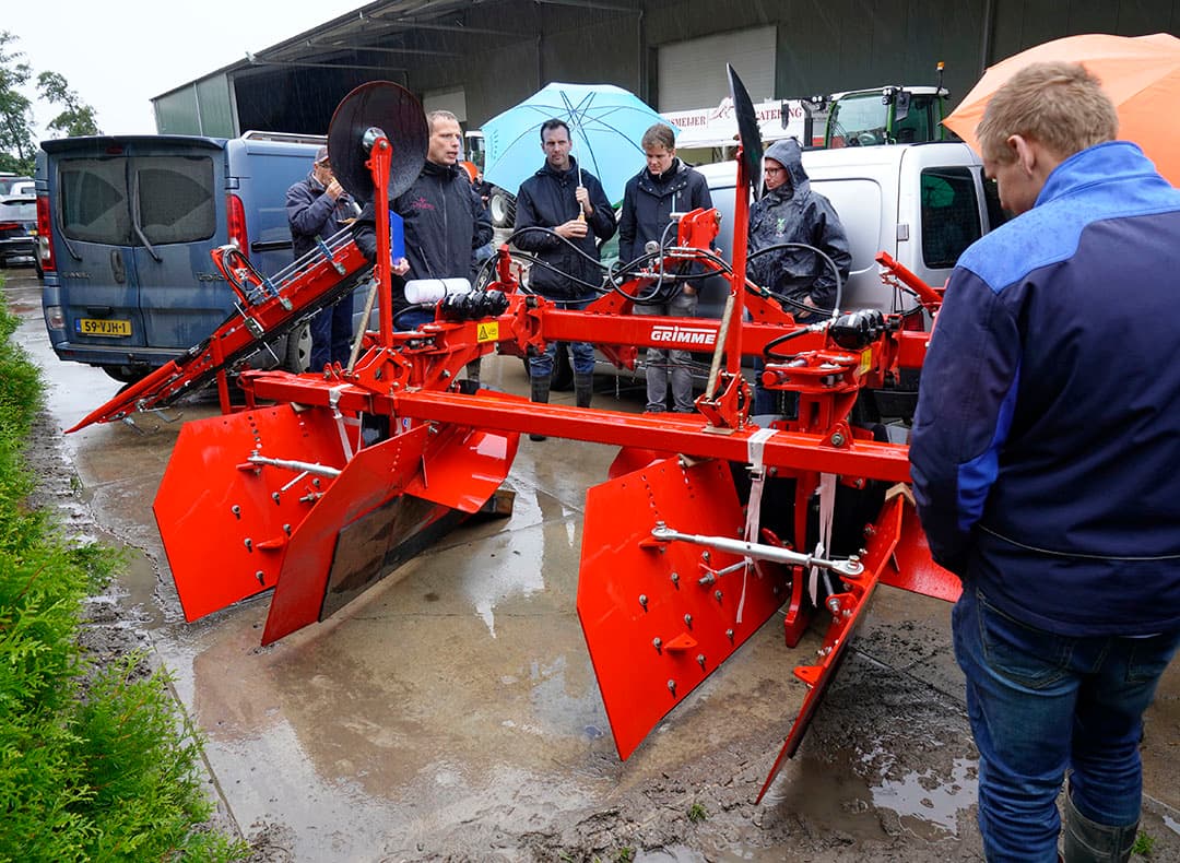 Op de peenmiddag in Tollebeek was veel belangstelling voor de Zweedse teeltmethode.