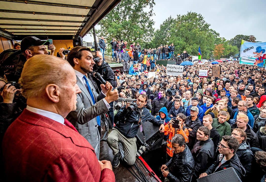 Thierry Baudet van Forum voor Democratie spreekt boeren toe tijdens het protest in Den Haag. Hij wil dat Nederland de Duitse regelgeving kopieert.