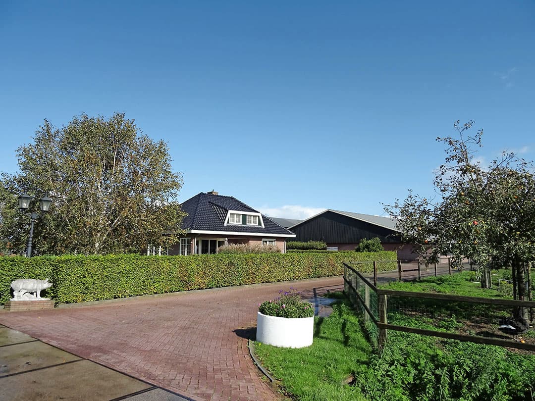 Het luxe en ruime woonhuis is 248 m² groot en telt onder meer 4 ruime slaapkamers en 2 badkamers.