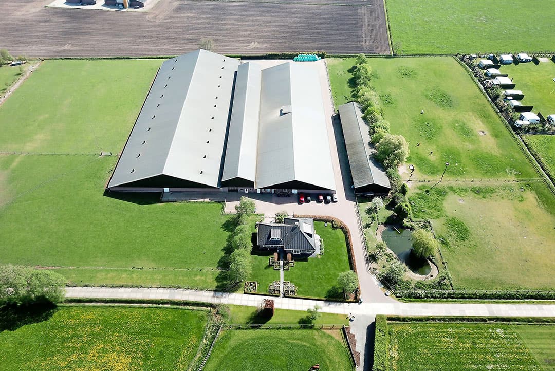 Het bouwblok is 1,5 hectare. 2 grote stallen uit 2007 bepalen het beeld van het erf. Tussen beide stallen is een lange opslag met voldoende ruimte om dieren te laden en te lossen. Er is een NB-vergunning voor het houden van onder meer 4.252 vleesvarkens, 100 opfokzeugen en 538 zeugen.