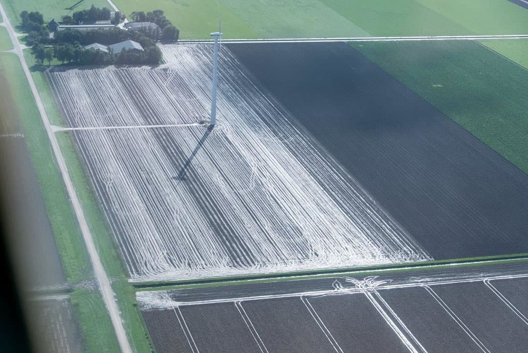 In de Noordoostpolder is vooral noordelijk veel water te zien. Hier bij Tollebeek staat een perceel blank, na de oogst lijkt het.