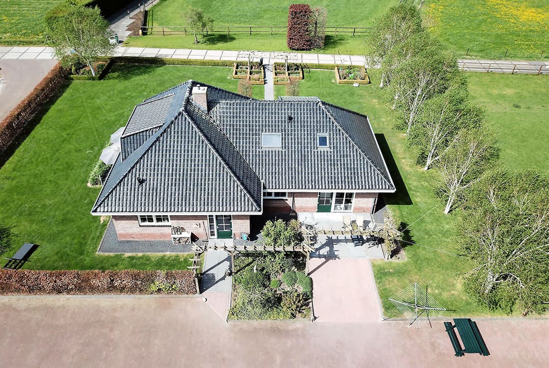 Ook is in deze stal ruimte voor 1.920 gespeende biggen (10 afdelingen). Een sterke troef is dat alle bedrijfsgebouwen amper 12 jaar oud zijn. Dat is te merken aan de opzet. De verkoper biedt een modern, gesloten bedrijf aan met veel los- en laadruimte en korte looplijnen.