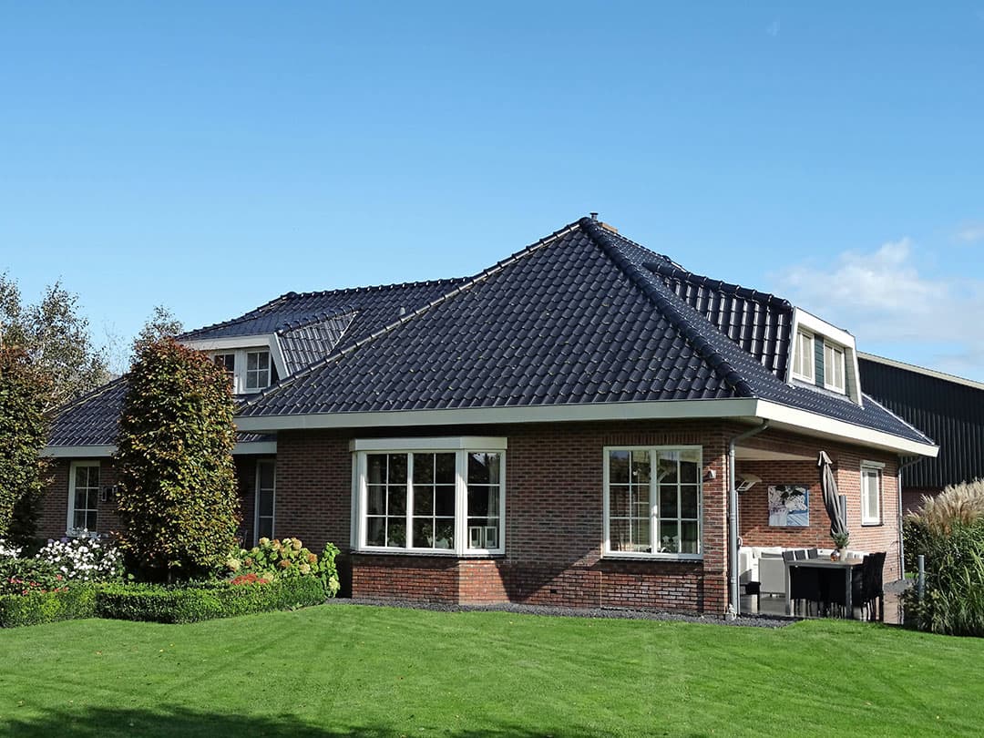 Bij het varkensbedrijf hoort ook een eigen weg. Die wordt met enkele buren gedeeld.