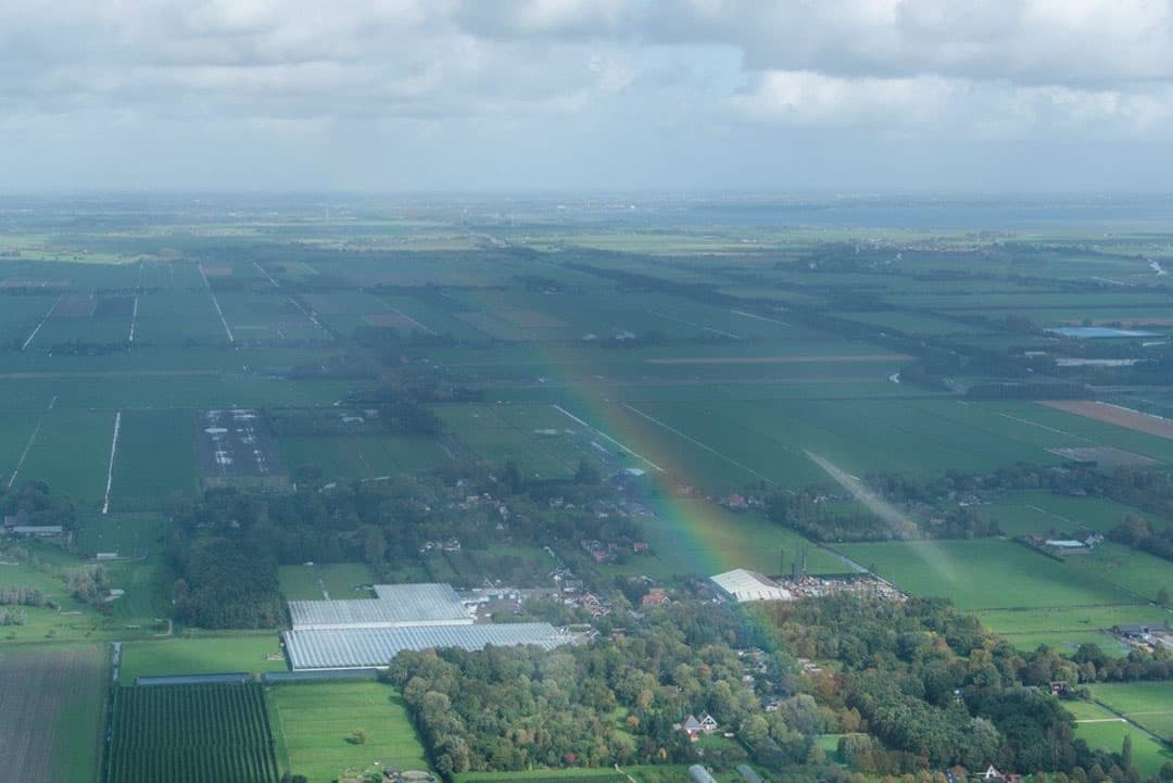Locatie Tollebeek. Aan beide kanten van de IJsselmeerdijk water.