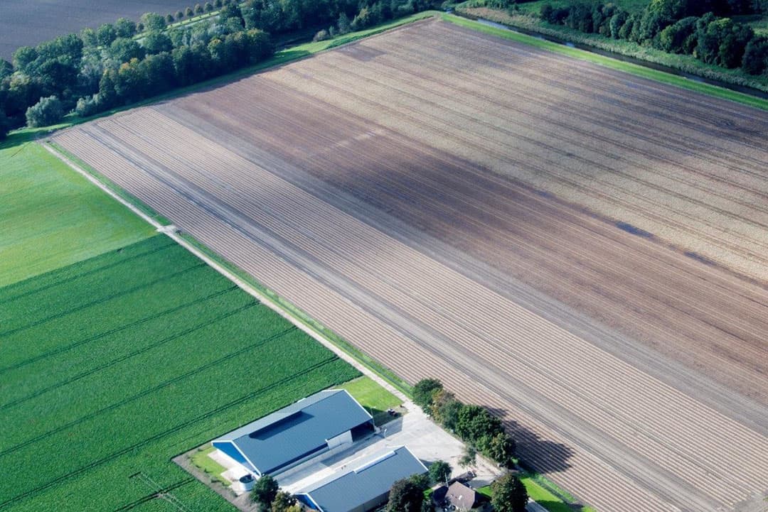 Ploegen van maisland. Hier is het wat minder nat.