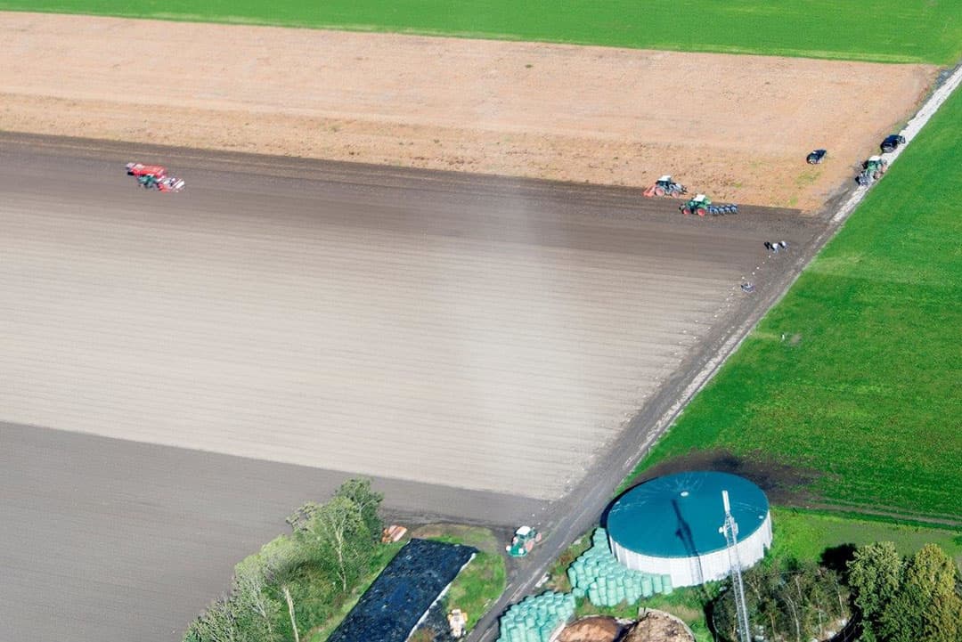 De reactie van iemand die daar aan het planten was: Oh dat zijn wij. Gisteren 15 millimeter gehad, vanmorgen wat later begonnen. Op 2-jarig grasland gaat het eigenlijk perfect. Mooie structuur en vochttoestand ook mooi.